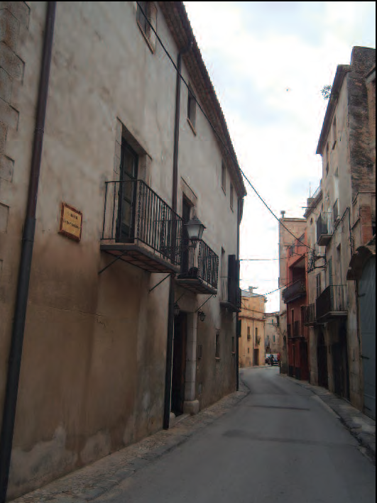 Carrer de Ramon Bordas, on es troba la casa pairal de la família Bordas, del poble de Castelló d'Empúries (fotografia: Felip Cirer Costa).
