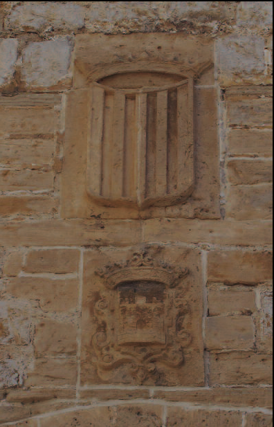 Escuts de la Corona de Aragó i de la Universitat d'Eivissa a la porta del Pati d'Armes (foto: Ángeles Martín).