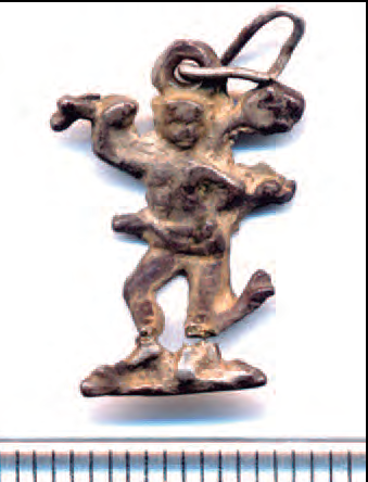 Petit penjoll d'argent que representa sant Sebastià, trobat a Sant Rafel (escala en mil·límetres). MAEF 21843 (Fotografia B. Costa, Arxiu MAEF).