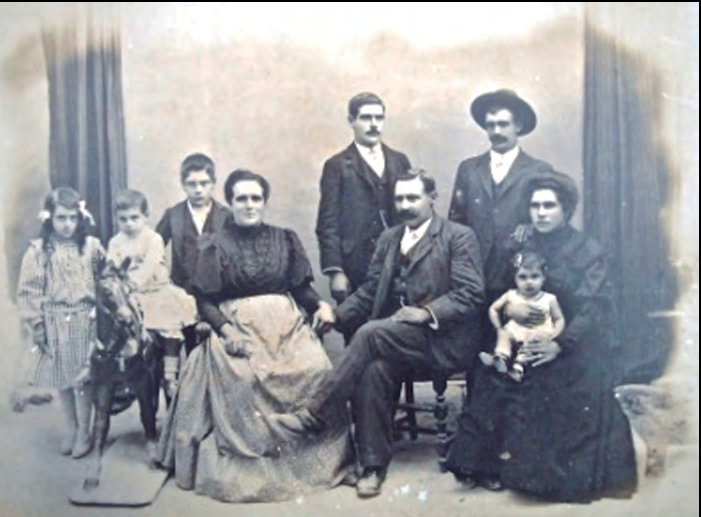 En aquesta foto feta per Narcís Putget, cap al 1908, Benjamí Costa Laieta és el tercer per l'esquerra, rere els seus pares, protestants.