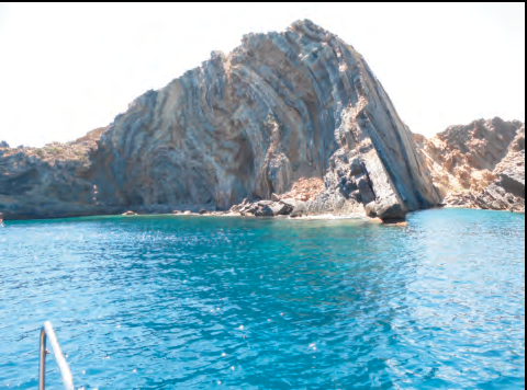 A baix, s'Olla de Tramuntana, a Tagomago, amb un plegament imposant.