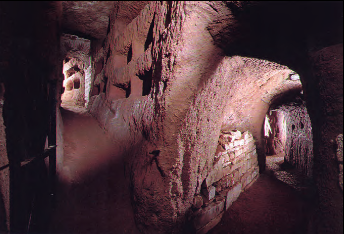 Catacumbes de Sant Sebastià, a prop de la via Àpia, a Roma. Detall d'alguns passadissos, el superior amb nínxols oberts a la paret per acollir enterraments de cristians.