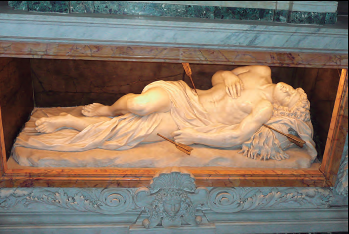 Estàtua jacent de sant Sebastià (1671-1672), al lloc on segons la tradició va ser enterrat el màrtir. És obra de l'escultor romà Giuseppe Giorgetti (1635-1669), germà d'Antonio Giorgetti, deixeble de Bernini, al qual sovint li és erròniament atribuïda aquesta obra.