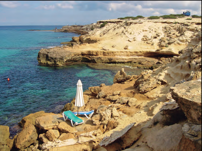Ses Xorollanes, a la costa de Sant Agustí des Vedrà, al sud de les platges de Comte i del racó d'en Xic (fotografia: Enric Ribes)