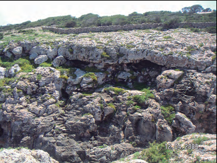 Cova de Sant Val·lero, als penya-segats de llevant del cap de Barbaria, a Formentera (fotografia: Enric Ribes)