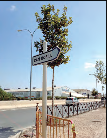 La confusió sobre com s’ha d’escriure el nom del barri de Can Bofí es fa palesa en els indicadors públics (fotografia: Enric Ribes).