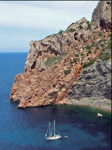 les puntes d’en Petroell, que sobresurten del massís des Castellar, a la costa coronera, i s’endinsen en la mar