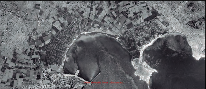 Imatge 2. Fotografia aèria de l'any 1956 de la ciutat d'Eivissa i les badies d'Eivissa i de Talamanca. Les zones que ocupen ses Feixes de Vila i de Talamanca es diferencien perfectament del seu entorn pel seu tipus de parcel·lació característica. Font: IDEIB.