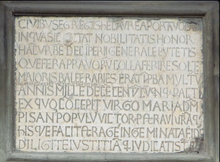 Inscripció anomenada de la Porta Aurea, Pisa, avui situada a la façana de l'església de Santa Maria dei Galleti. Commemora la croada pisana i esmenta el nom d'Eivissa (Ebus): «Civibus egregiis hec aurea porta voca[tur], / In qua sic [dic]tat nobilitatis honor: / Hanc urbem decus imperii generale putetis, / Que fera pravorum colla ferire solet. / Maioris Balee rabies erat improba multum: / Illa quid hec posset, victaque sensit Ebus. / Annis mille decem centum cum quinque peractis / Ex quo concepit virgo Maria Deum, / Pisanus populus victor postravit utramque. / Hisque facit strages ingeminata fidem. / Diligite iustitiam qui iudicatis terram.» Pels ciutadans egregis aquesta és anomenada la Porta Aurea, / en la qual es declara l'honor de la noblesa: / Podeu considerar aquesta ciutat l'esplendor general de l'imperi, / una ciutat que sol ferir el coll de les feres malvades. / El furor de la Major de les Balears era molt pervers: / i, vençuda Eivissa, la ciutat va mostrar allò que podia fer. / Transcorreguts mil cincents quinze anys / des de la concepció de Déu en la verge Maria / el poble pisà victoriós les va postrar totes dues. / I l'estrall sense igual va donar fe d'aquestes paraules: / «Amau la justícia els que jutjau la terra».