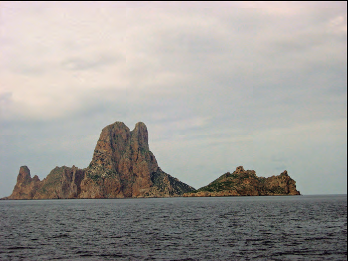 En la imatge, es Vedrà i es Vedranell vistos des del sud-est; la costa de migjorn des Vedrà és la que presenta majors profunditats (foto: Enric Ribes).