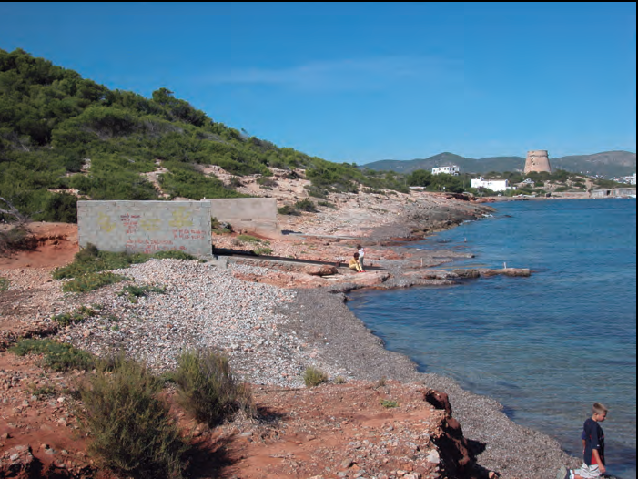 Figura 4. La petita platja de la Xanga, on hi havia els magatzems de l'almadrava. El topònim (derivat de xanca) suggereix que era aquí on les tonyines eren esquarterades i salades. Al fons, sa Sal Rossa amb la torre des Carregador.