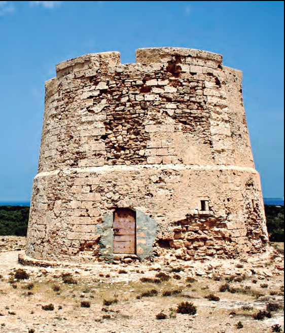 Figura 6. Torre de sa Guardiola, a s'Espalmador, aixecada en temps de Ferran vi, a mitjan segle XVIII, per tal de protegir l'almadrava des Freus creuant els tirs de la seua artilleria amb els de la torre de ses Portes.