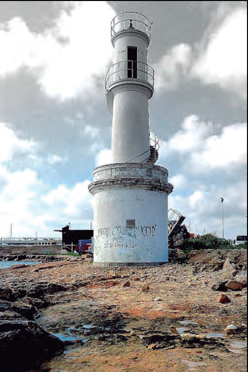 Figura 10. Far de la Savina, endret del qual estava amarrada I'«Almadraba Nuestra Señora del Carmen», amb una estaca i una argolla de ferro. (http://vtebfaros.blogspot.com.es/2011/06/ faro-de-la-savina- formentera.html)