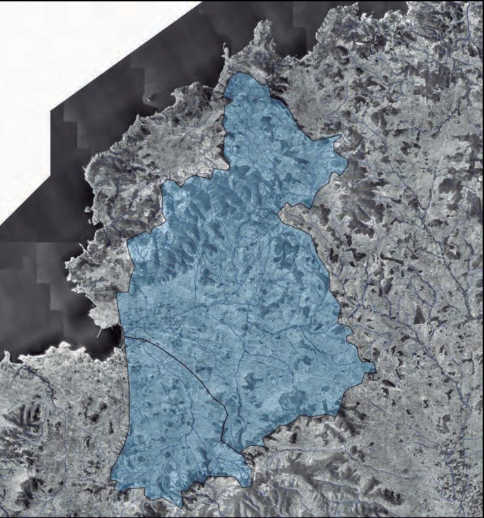 Figura 2. En blau es delimiten les conques (del torrent de Buscastell i del torrent des Regueró) que desemboquen al pla de Portmany sobre l'ortofotografia aèria de 1956. Font: WMS procedents de I'IDEIB.