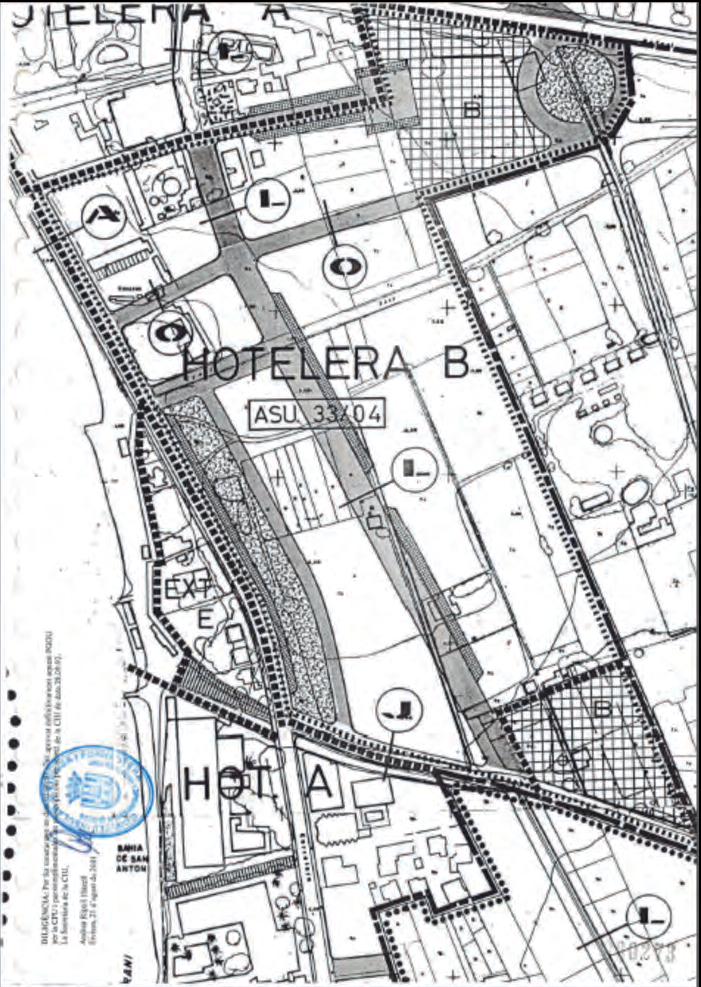 A baix, figura 11: Àrea d'actuació en sòl urbà 33/04, a l'entorn de les desembocadures dels torrents de Buscastell i des Regueró. S'hi indiquen els torrents de Buscastell (línia vermella) i des Regueró (línia verda).