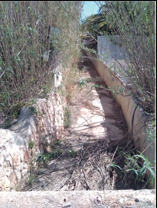 D'esquerra a dreta, per aquest ordre: Figura 23: El torrent de sa Bassa en la zona més ben conservada. Figura 24: Pontets sobre una séquia que connecta amb el torrent de sa Bassa Roja, a l'interior del pla. Figura 25: Pontet sobre una séquia que connecta amb el torrent de sa Bassa Roja, a l'interior del pla.