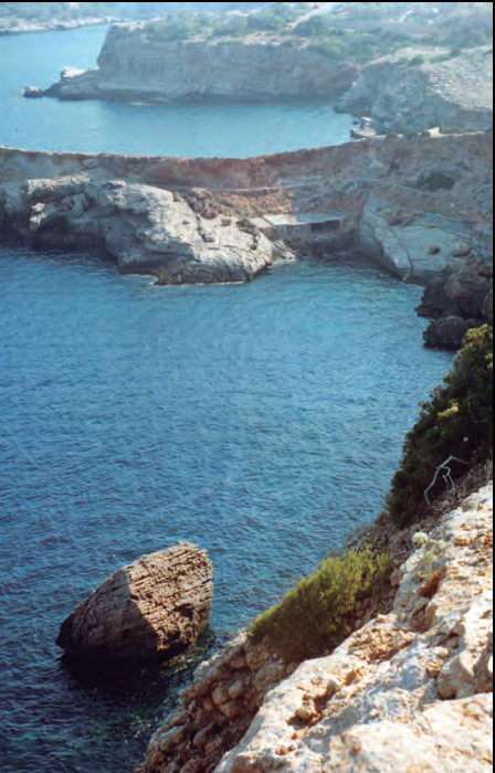 A dalt, a l'esquerra, l'escull de na Cambrelina, a la costa portmanyina.