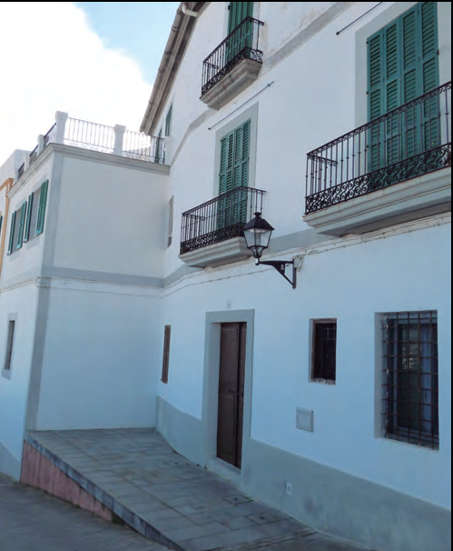 Imatge parcial actual de l'antiga casa anomenada «casa del doctor Isidro», ara casa Roman, al carrer de Pere Tur, 9.