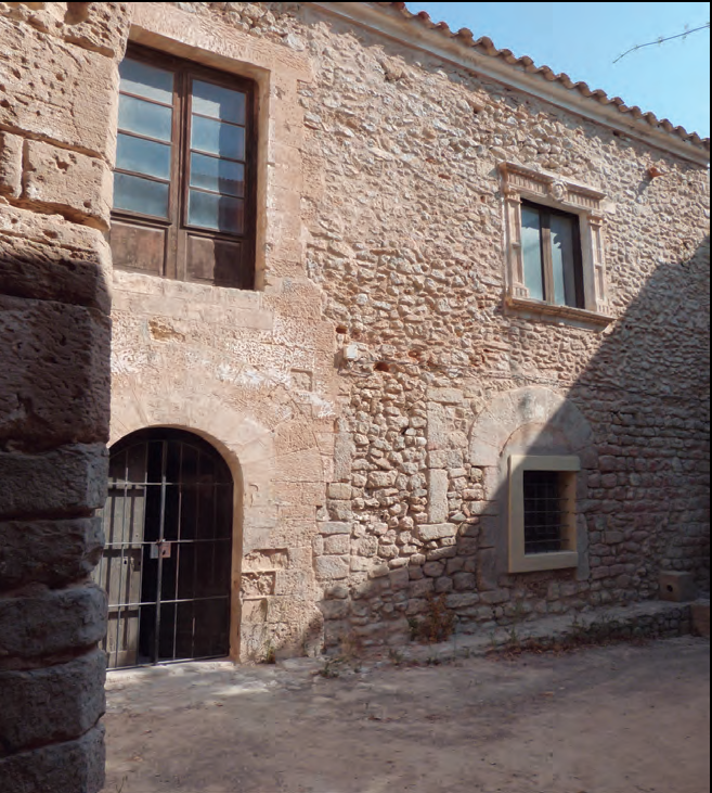 A la fotografia inferior, imatge actual de la façana principal de can Miqueleta al carrer de la Soledat (Dalt Vila), on va viure el doctor en lleis i auditor de Marina Agustí Ferrer i Arabí des de l'any 1813 fins almanco el 1824.