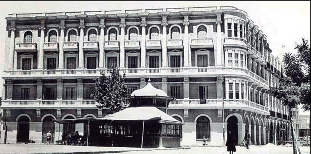 Imatge d'un edifici clàssic amb terrassa