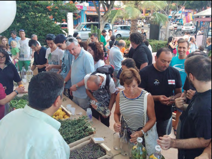 Dues imatges de la festa de la Nit de Sant Joan 2015. A dalt, un moment del taller d'elaboració de licor d'herbes, que va tenir molt bona acollida entre els assistents. A baix, un moment de l'actuació de la colla de dimonis, que ja és tradicional en la festa (fotografies: Jordi Salewski).