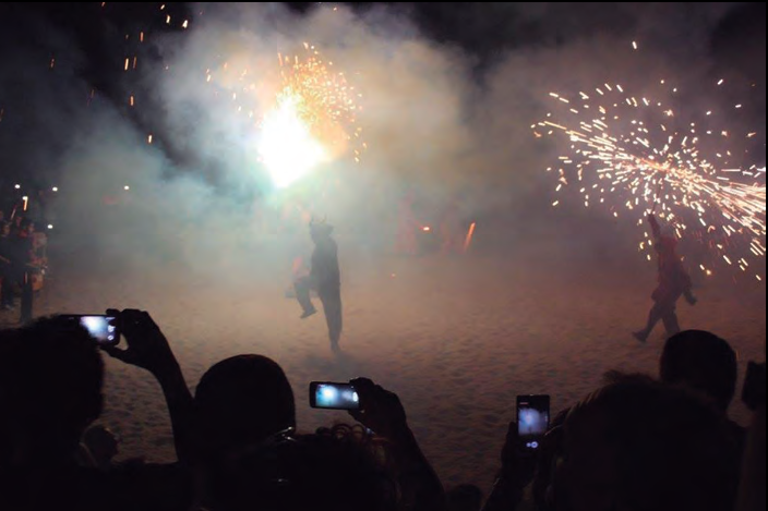 Actuació de la colla de dimonis en la festa de Sant Joan 2015