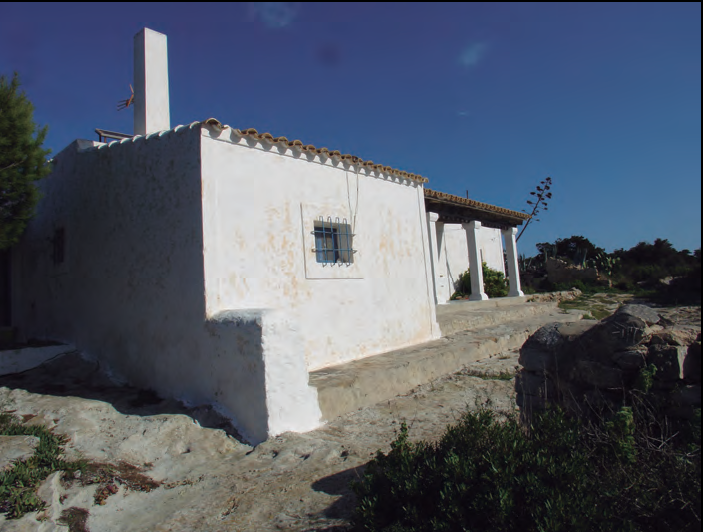 A dalt, una de les cases dels majorals de s'Espalmador (fotografia: Antoni Ferrer Abárzuza, Consell Insular de Formentera, Catàleg del Patrimoni Cultural de Formentera).