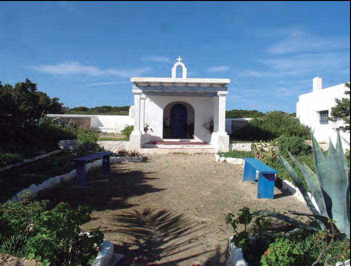A dalt, la capella de Sant Bernat, a s'Espalmador (fotografia: Antoni Ferrer Abárzuza, Consell Insular de Formentera, Catàleg del Patrimoni Cultural de Formentera).