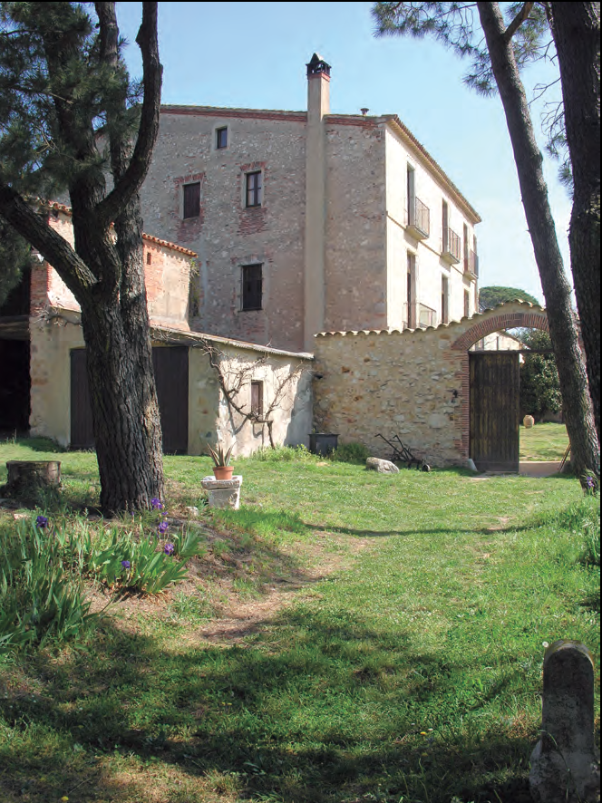 A l'esquerra, vista actual del mas de Buscastell. A dalt, l'entrada actual de la finca de Buscastell (fotografies: Enric Ribes).