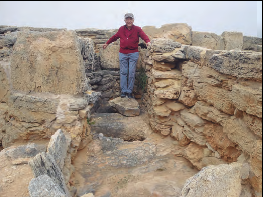 Visitant observant les tombes
