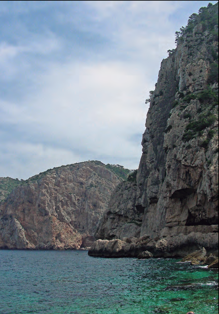 Vista d'un penya-segat rocós i el mar