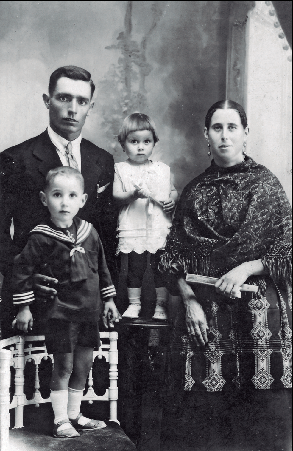 Xico Coves i la seua esposa Antònia Torres Bonet cap al 1932. Davant ell, el seu fill gran, Pep. Maria, que ens ha contat els seus records de son pare, al centre.