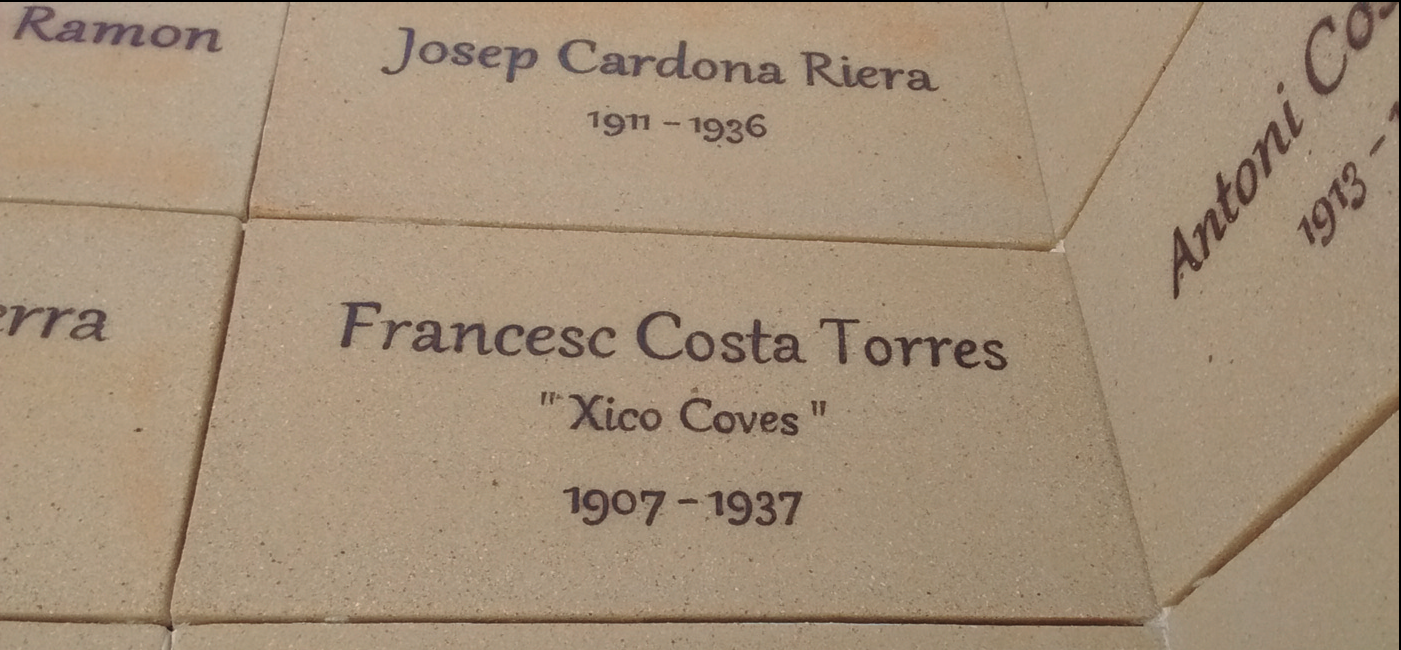 A la imatge superior, signatura de Xico Coves en una de les actes de l'ajuntament de Sant Josep. Costa va formar part de la Comissió Gestora del Front Popular que va regir l'ajuntament entre maig i juliol de 1936. A la imatge inferior, placa amb el nom de Xico Coves al memorial a les víctimes del feixisme inaugurat al cementeri Vell de Vila l'abril de 2016. Les 132 plaques que formen el memorial són obra del ceramista Toniet, net d'en Xico Coves.