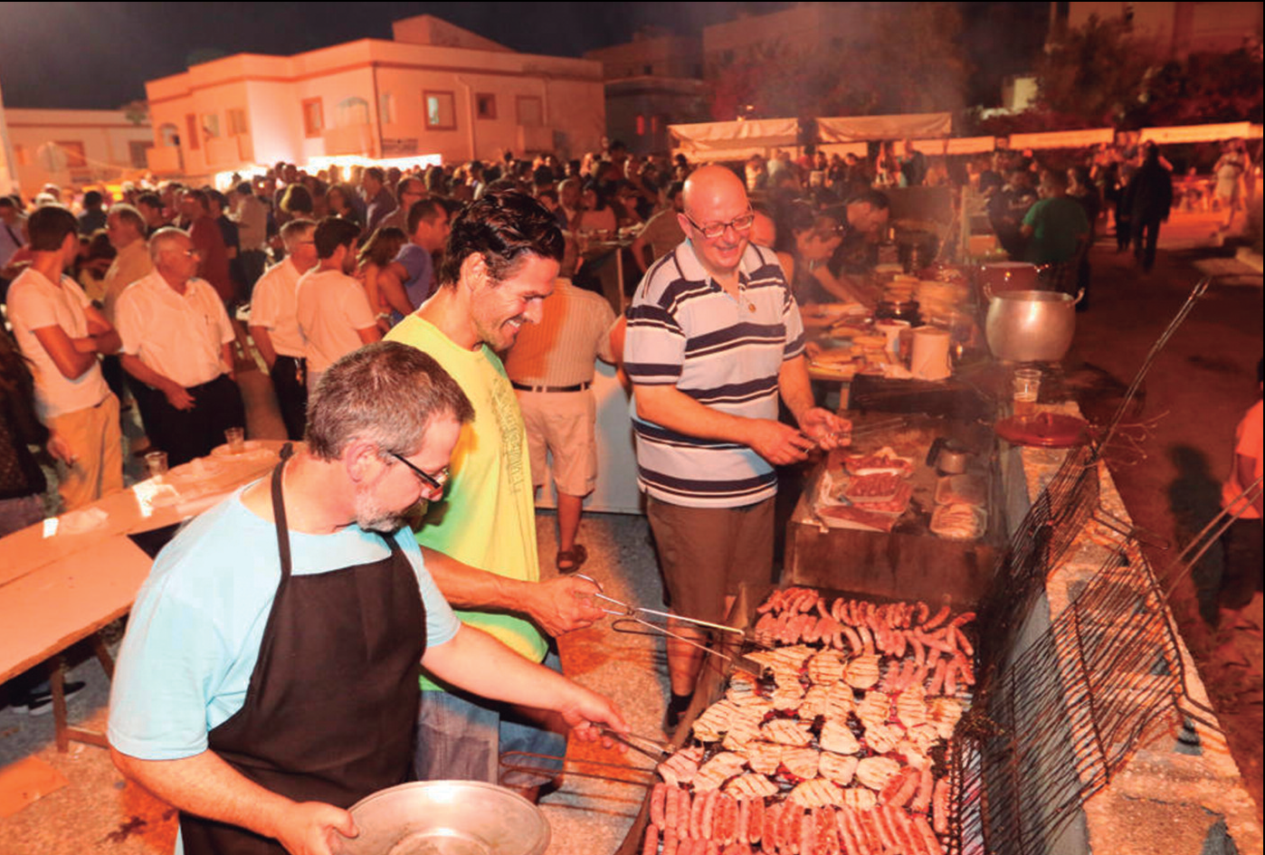 A dalt, dues fotografies de diversos moments de la celebració de la festa de la Nit de Sant Joan, a Sant Rafel de sa Creu (fotografies de J. A. Riera / Diario de Ibiza).