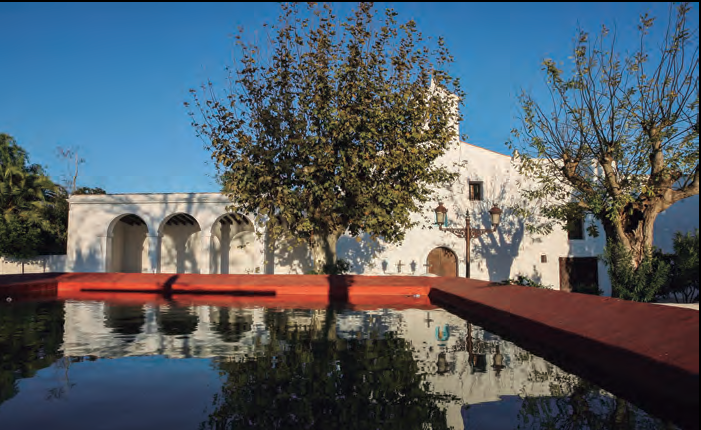 La butlla papal que autoritzà els eivissencs a construir un convent franciscà, de 1459, prescrigué que el l'edifici s'havia de fer en «un lloc convenient i formós, amb església, claustre, menjador, dormitori, refectori, hort, jardins i tot el necessari». La sénia de davant del temple pot ser un record d'aquell hort i dels jardins (foto: Vicent Marí).
