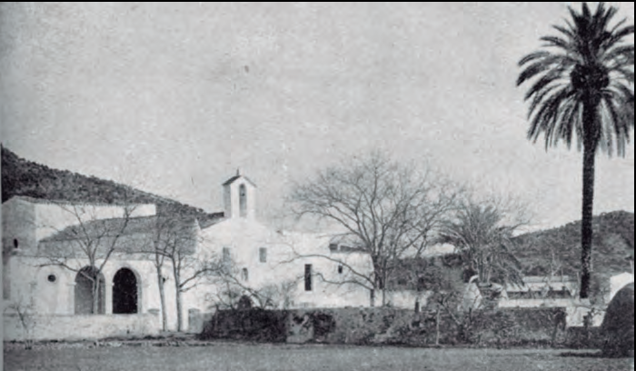 Una vista de l'església de Jesús els anys trenta del segle xx. En aquell temps el retaule ja era una visita obligada per a tothom que arribava a Eivissa (Foto de Guía gráfica Picarol, c. 1935. Arxiu d'Imatge i So Municipal d'Eivissa-AISME).