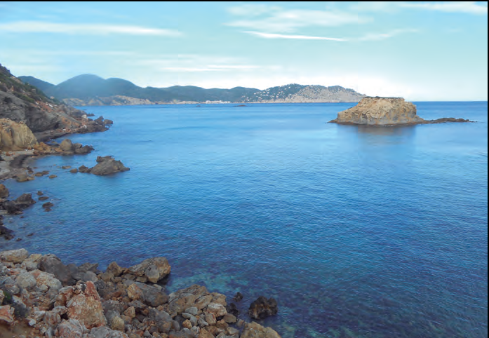 A dalt, l'illot de s'Ora, vist des d'Eivissa. El nom d'aquest illot, mal escrit i mal interpretat, ha donat lloc a diverses denominacions científiques prou incorrectes (foto: A. M. Cirer).