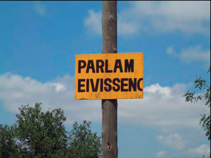 Cartell groc amb el text PARLAM EIVISSENC