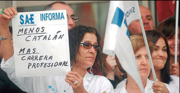 Manifestants amb cartell: SAE INFORMA MENOS CATALAN MAS CARRERA PROFESIONAL