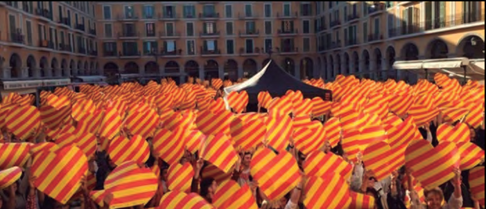 Manifestació amb senyeres i pancartes en defensa del català a les Balears