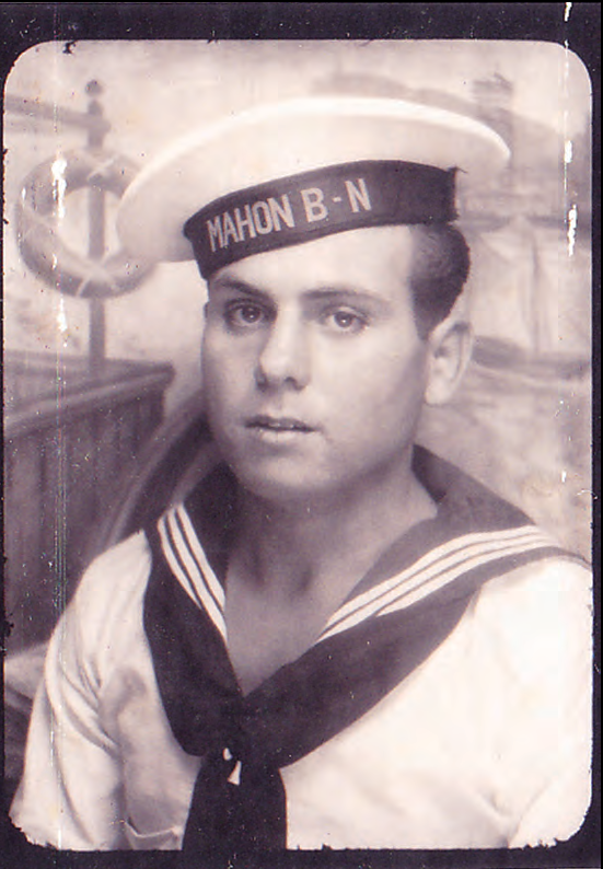 A dalt, en la fotografia de l'esquerra, en Joan quan feia el servei militar a la Marina. En la fotografia de la dreta, en Joan, a l'esquerra, amb sa mare, a sobre un asenet, i un dels seus germans (fotografies: arxiu familiar).