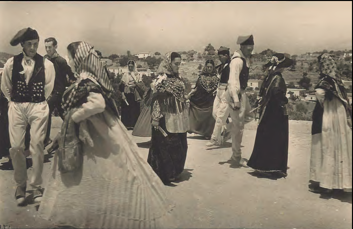 Ball pagès a can Costera, Sant Josep, en els anys cinquanta. Postal de la casa Viñets. Fotografia procedent de l'arxiu de Martin Davies.