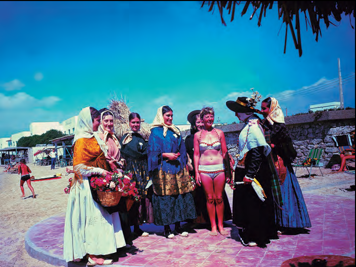 Turista aprenent a ballar pagès a Talamanca. Autor: Antonio Campañá, 1960. Procedent del llibre de Martin Davies (ed.) Eivissa-Ibiza: L'illa d'un temps (Barbary Press, 2005), pàg. 227.