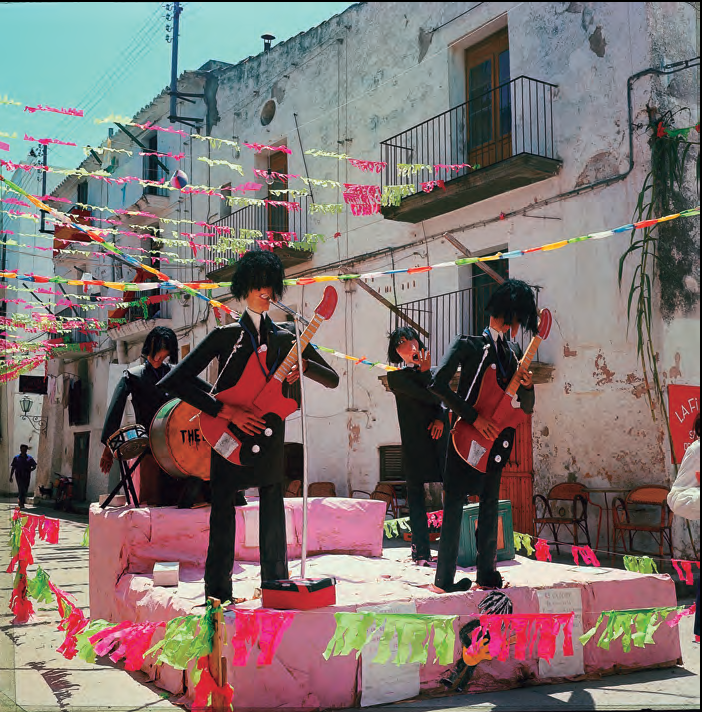 Foc de Sant Joan representant els Beatles, una mostra de la rapidesa amb què les noves tendències musicals arribaven a Eivissa i passaven a formar part de la cultura popular. Autora: Thekla Garbrecht, 1965. Procedent del llibre de Martin Davies (ed.) Eivissa-Ibiza: L'illa d'un temps (Barbary Press, 2005), pàg. 257.