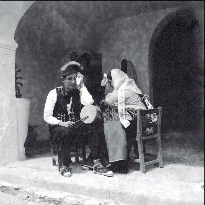 Una parella de pagesos cantant porfèdia. Es tracta de Joan «Costera» i Francisca «Graó» de can Costera de Sant Josep. Autor: Santa María del Villar, 1948. Procedent del llibre de Martin Davies (ed.) Eivissa-Ibiza: L'illa d'un temps (Barbary Press, 2005), pàg. 68.