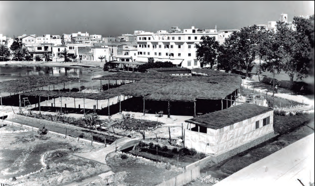 El 1954 obrí a Sant Antoni de Portmany la sala de festes i pista de bitlles Sa Cala. Foto Viñets / col·lecció de Neus Prats Molina (Enciclopèdia d'Eivissa i Formentera).