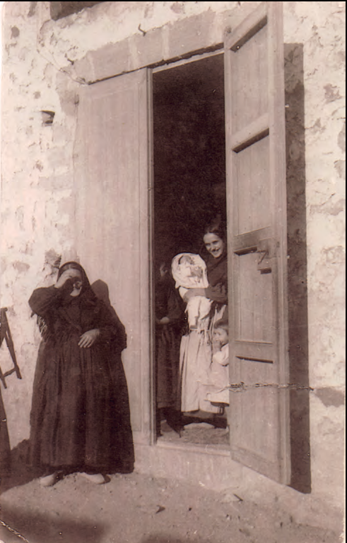Na Maria d'en Pep Prats, amb una criatura als braços i banda fora, sa mare Maria. 1936. Foto: Arxiu Marià Torres.