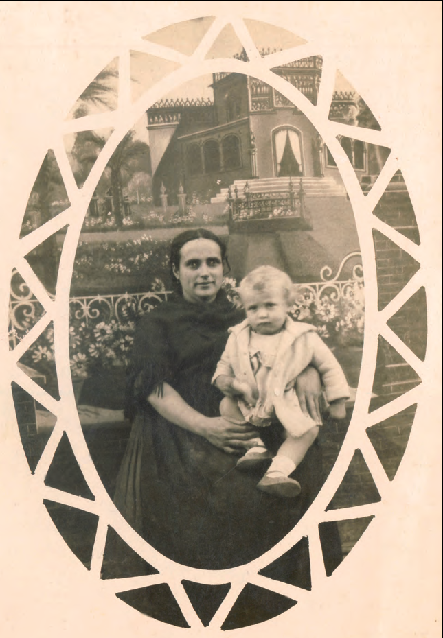 Na Maria d'en Pep Prats, amb son fill als braços, cap a l'any 1928. Foto: Arxiu Marià Torres.