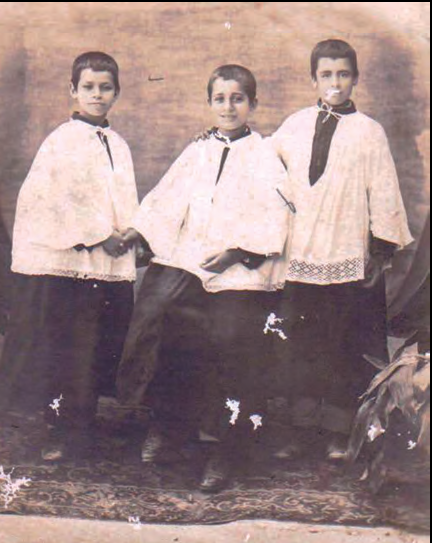 A l'esquerra, Isidoro Macabich Pavía, segons una fotografia publicada per Llabrés. A dalt, Isidor Macabich, al centre, vestit d'escolà.