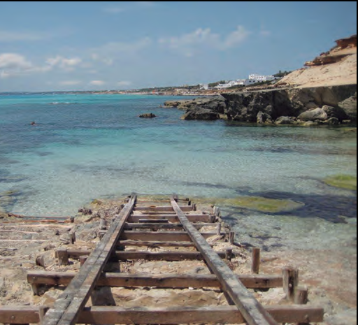 Formentera. Dues imatges de l'illa: les salines i la part de Migjorn (fotografies: Enric Ribes).